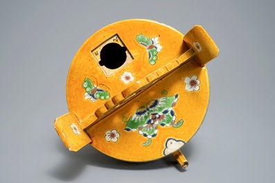 A large Chinese sancai water- or lime pot with floral design, 18/19th C.