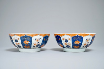 Une paire de bols en porcelaine de Chine de style Imari, Yongzheng/Qianlong