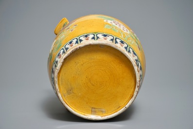 A large Chinese sancai water- or lime pot with floral design, 18/19th C.