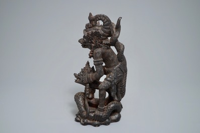 Un groupe en bois calamandre de Vishnu sur Naga, Indon&eacute;sie, 19&egrave;me