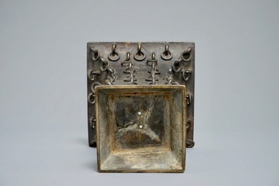 Een Chinese bronzen archa&iuml;stische fanggu vaas met ringen, Ming