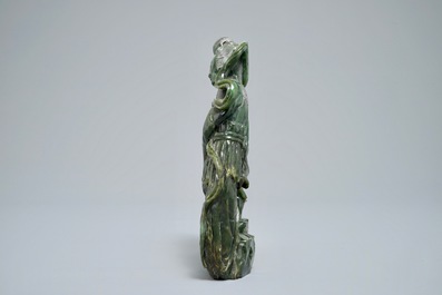 Un groupe en jade vert &eacute;pinards de Guanyin avec un enfant, 19&egrave;me