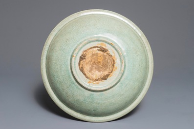 Un plat en porcelaine de Chine qingbai &agrave; d&eacute;cor floral incis&eacute;, Ming