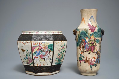 Une jardini&egrave;re et un vase en porcelaine de Chine famille rose dit "de Nankin", 19/20&egrave;me