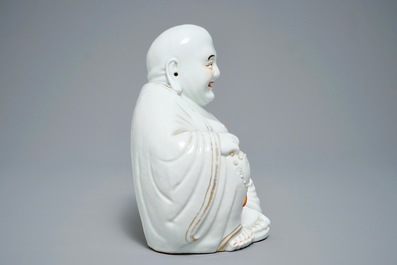 Une grande figure de Bouddha en porcelaine de Chine blanc, rouge et dor&eacute;, 19/20&egrave;me