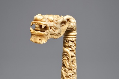 Une canne en ivoire finement sculpt&eacute;, Canton, Chine, 19&egrave;me