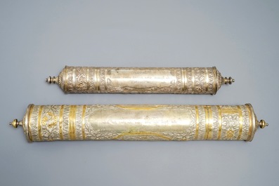 Deux conteneurs d'encens de forme cylindrique en argent partiellement dor&eacute;, Tibet ou N&eacute;pal, 19&egrave;me