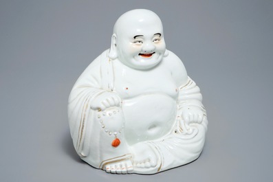 Une grande figure de Bouddha en porcelaine de Chine blanc, rouge et dor&eacute;, 19/20&egrave;me