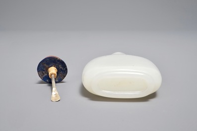 A Chinese white jade snuff bottle with goldstone stopper, 19/20th C.