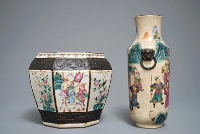 Une jardini&egrave;re et un vase en porcelaine de Chine famille rose dit "de Nankin", 19/20&egrave;me