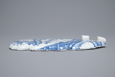 Une rare applique murale en porcelaine de Chine bleu et blanc, Kangxi