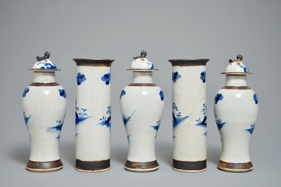 Een Chinees blauwwit Nanking craquel&eacute; vijfdelig kaststel, 19/20e eeuw