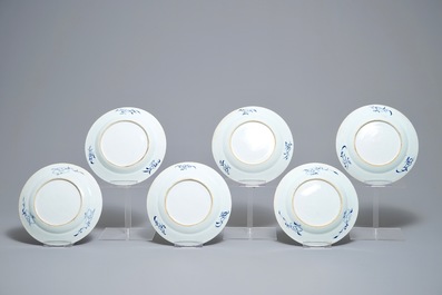 Zes Chinese blauwwitte borden met floraal decor, Qianlong