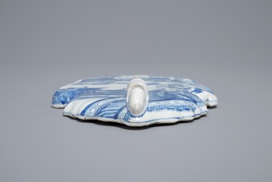 Une rare applique murale en porcelaine de Chine bleu et blanc, Kangxi