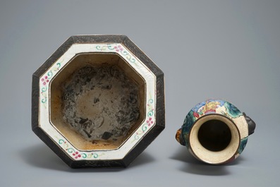 Une jardini&egrave;re et un vase en porcelaine de Chine famille rose dit "de Nankin", 19/20&egrave;me
