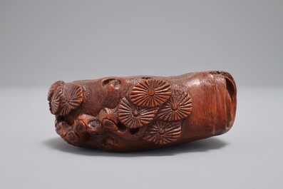 A Chinese carved bamboo brushwasher, 19/20th C.