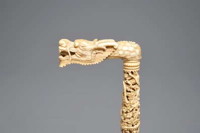 Une canne en ivoire finement sculpt&eacute;, Canton, Chine, 19&egrave;me