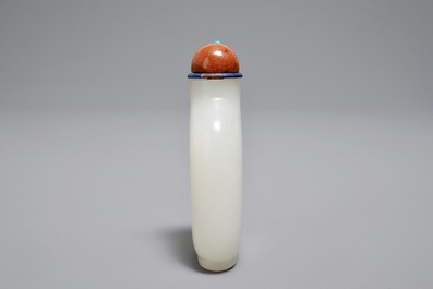 A Chinese white jade snuff bottle with goldstone stopper, 19/20th C.