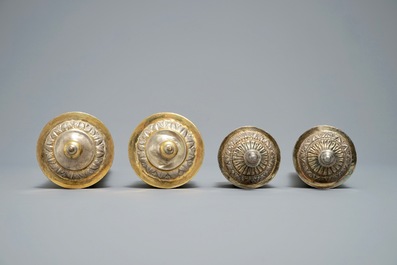 Deux conteneurs d'encens de forme cylindrique en argent partiellement dor&eacute;, Tibet ou N&eacute;pal, 19&egrave;me