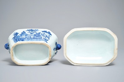 A Chinese blue and white tureen and cover on stand, Qianlong