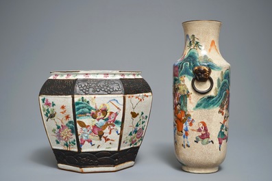 Une jardini&egrave;re et un vase en porcelaine de Chine famille rose dit "de Nankin", 19/20&egrave;me
