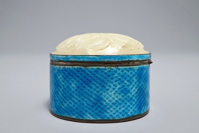 Une bo&icirc;te en argent &eacute;maill&eacute; au couvercle en jade, Chine, 19/20&egrave;me