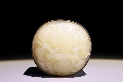 Une bo&icirc;te en argent &eacute;maill&eacute; au couvercle en jade, Chine, 19/20&egrave;me