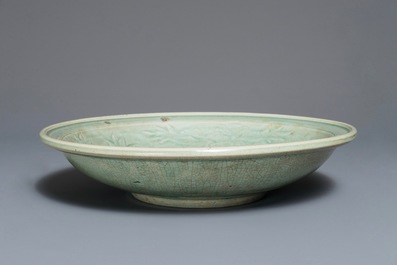 Un plat en porcelaine de Chine qingbai &agrave; d&eacute;cor floral incis&eacute;, Ming