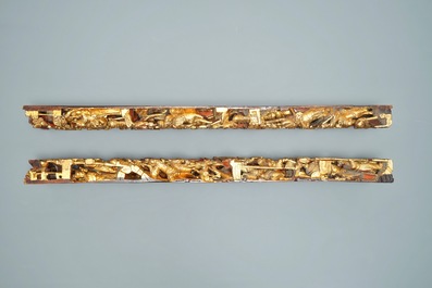 Une paire de panneaux en bois sculpt&eacute;, laqu&eacute; et dor&eacute; aux d&eacute;cors figuratives, Chine, 19&egrave;me