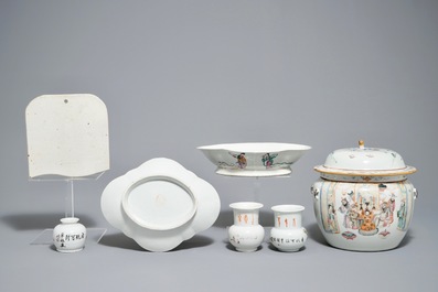 Seven Chinese qianjiang cai and famille rose wares, 19/20th C.