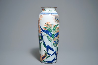 A Chinese Kangxi-style famille verte rouleau vase with figurative design around, 19th C.