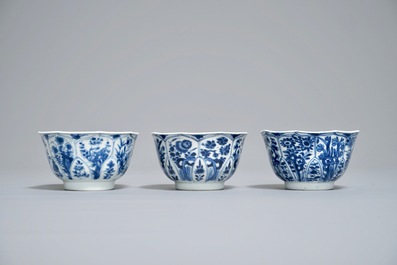 Twaalf Chinese blauwwitte koppen en schotels met floraal decor, Kangxi