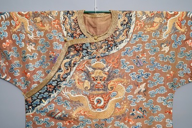 Une robe imp&eacute;riale en kesi &agrave; d&eacute;cor de huit dragons &agrave; cinq griffes sur fond brun, prob. Jiaqing, 1&egrave;re moiti&eacute; du 19&egrave;me