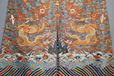 Une robe imp&eacute;riale en kesi &agrave; d&eacute;cor de huit dragons &agrave; cinq griffes sur fond brun, prob. Jiaqing, 1&egrave;re moiti&eacute; du 19&egrave;me