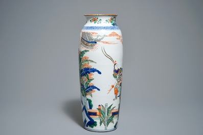 A Chinese Kangxi-style famille verte rouleau vase with figurative design around, 19th C.