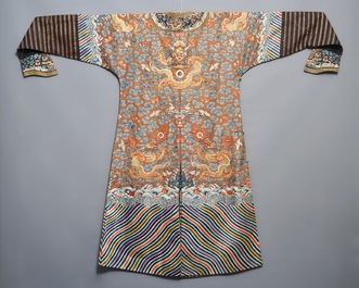 Une robe imp&eacute;riale en kesi &agrave; d&eacute;cor de huit dragons &agrave; cinq griffes sur fond brun, prob. Jiaqing, 1&egrave;re moiti&eacute; du 19&egrave;me