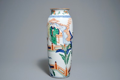 A Chinese Kangxi-style famille verte rouleau vase with figurative design around, 19th C.
