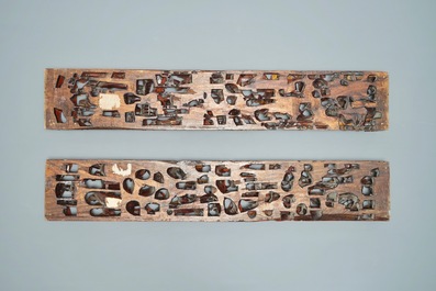 Une paire de panneaux en bois sculpt&eacute;, laqu&eacute; et dor&eacute; aux d&eacute;cors figuratives, Chine, 19&egrave;me