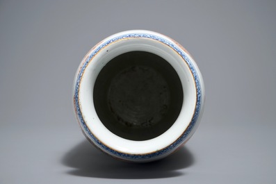 A Chinese Kangxi-style famille verte rouleau vase with figurative design around, 19th C.