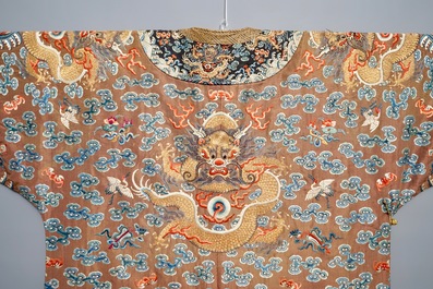 Une robe imp&eacute;riale en kesi &agrave; d&eacute;cor de huit dragons &agrave; cinq griffes sur fond brun, prob. Jiaqing, 1&egrave;re moiti&eacute; du 19&egrave;me
