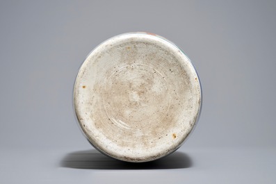 A Chinese Kangxi-style famille verte rouleau vase with figurative design around, 19th C.