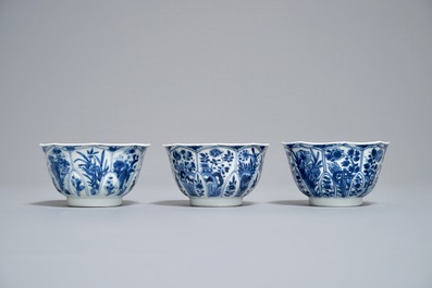 Twaalf Chinese blauwwitte koppen en schotels met floraal decor, Kangxi