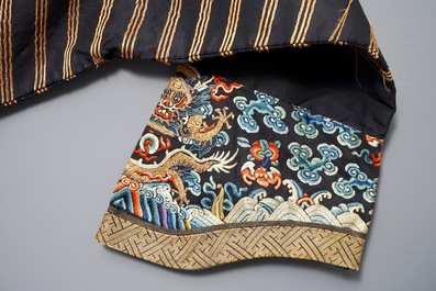 Une robe imp&eacute;riale en kesi &agrave; d&eacute;cor de huit dragons &agrave; cinq griffes sur fond brun, prob. Jiaqing, 1&egrave;re moiti&eacute; du 19&egrave;me