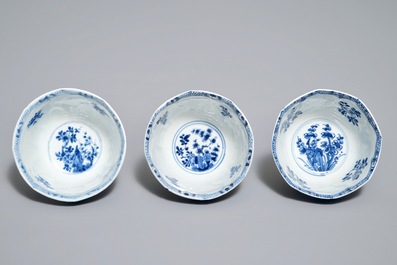 Twaalf Chinese blauwwitte koppen en schotels met floraal decor, Kangxi