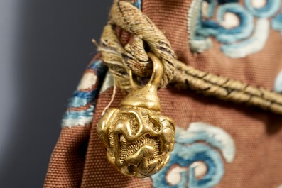 Une robe imp&eacute;riale en kesi &agrave; d&eacute;cor de huit dragons &agrave; cinq griffes sur fond brun, prob. Jiaqing, 1&egrave;re moiti&eacute; du 19&egrave;me