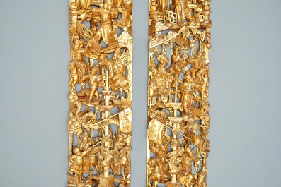 Une paire de panneaux en bois sculpt&eacute;, laqu&eacute; et dor&eacute; aux d&eacute;cors figuratives, Chine, 19&egrave;me