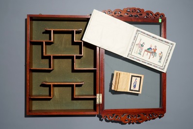 Une vitrine d'applique en bois, deux albums de peintures et un portrait sur papier de riz, 19/20&egrave;me