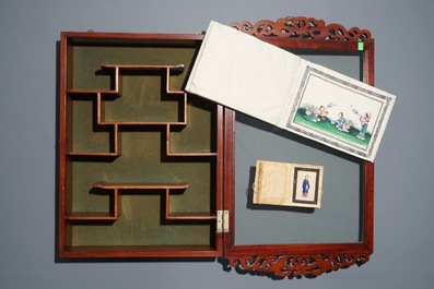 Une vitrine d'applique en bois, deux albums de peintures et un portrait sur papier de riz, 19/20&egrave;me