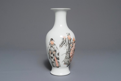 Een Chinese vaas met figuren in grisaille en ijzerrood, Republiek, 20e eeuw