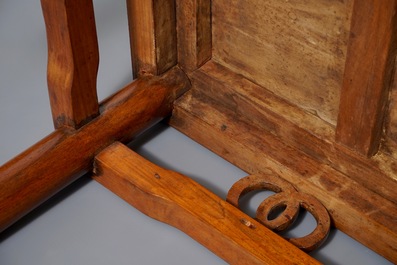 Een lage rechthoekige Chinese hardhouten tafel, 19e eeuw